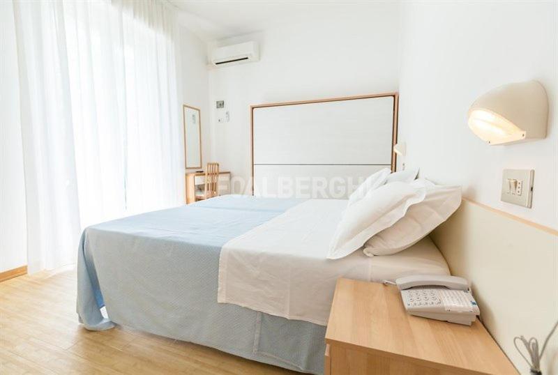 Hotel Azzurro กัตตอลิกา ภายนอก รูปภาพ
