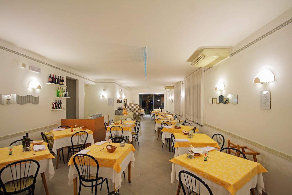 Hotel Azzurro กัตตอลิกา ภายนอก รูปภาพ