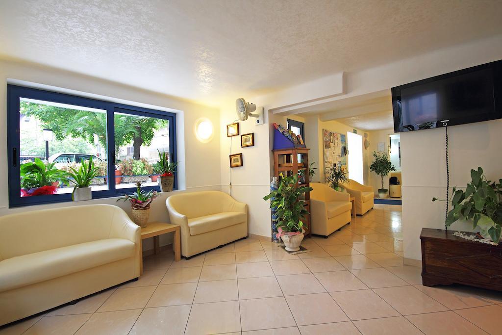 Hotel Azzurro กัตตอลิกา ภายนอก รูปภาพ