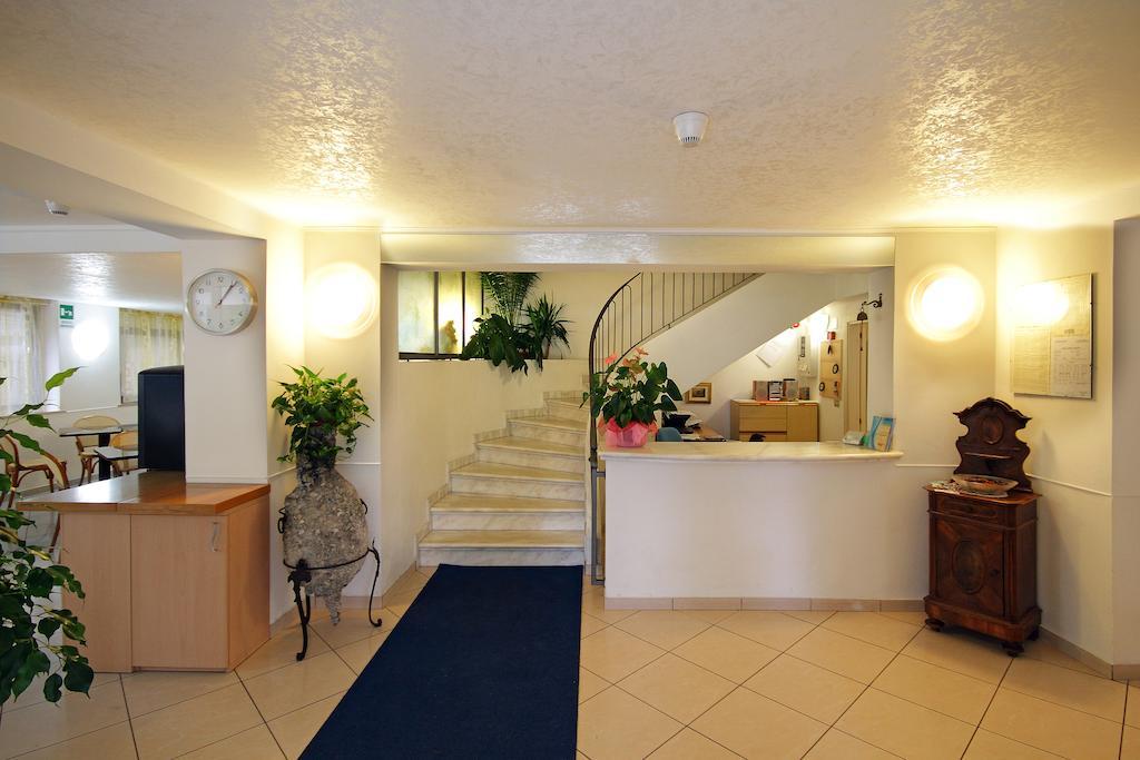Hotel Azzurro กัตตอลิกา ภายนอก รูปภาพ