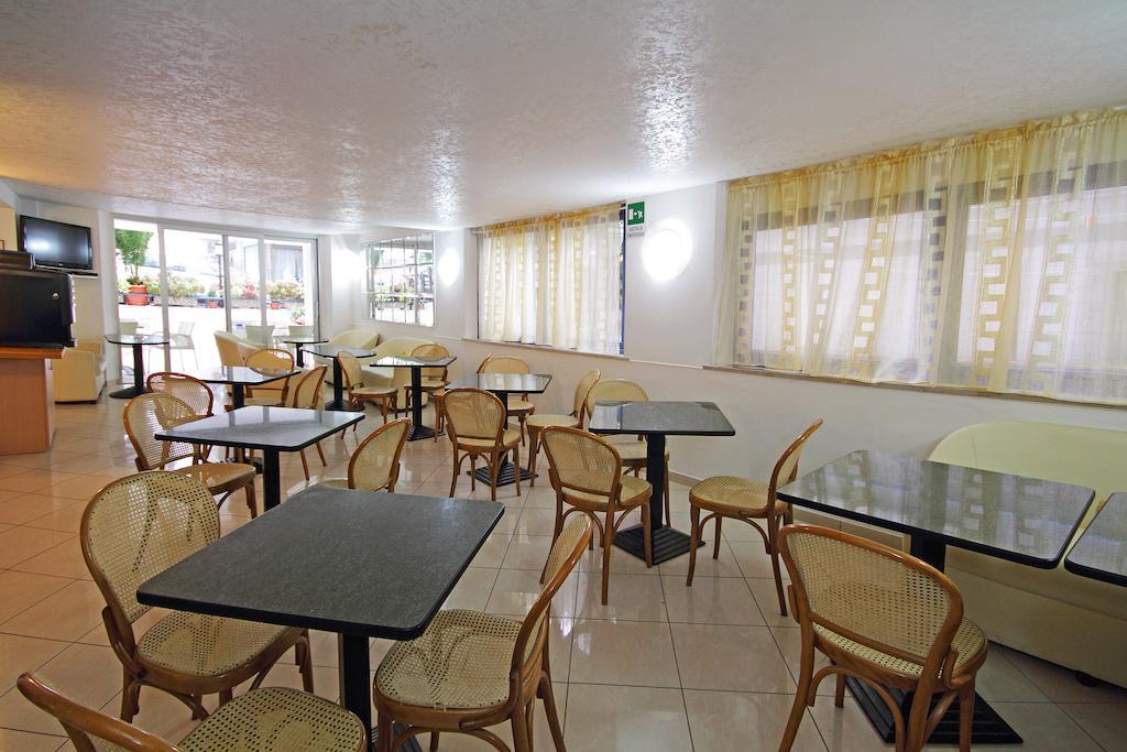 Hotel Azzurro กัตตอลิกา ภายนอก รูปภาพ