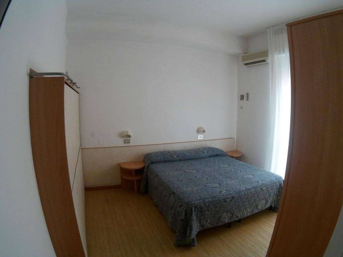 Hotel Azzurro กัตตอลิกา ภายนอก รูปภาพ