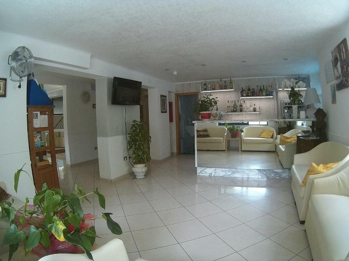 Hotel Azzurro กัตตอลิกา ภายนอก รูปภาพ